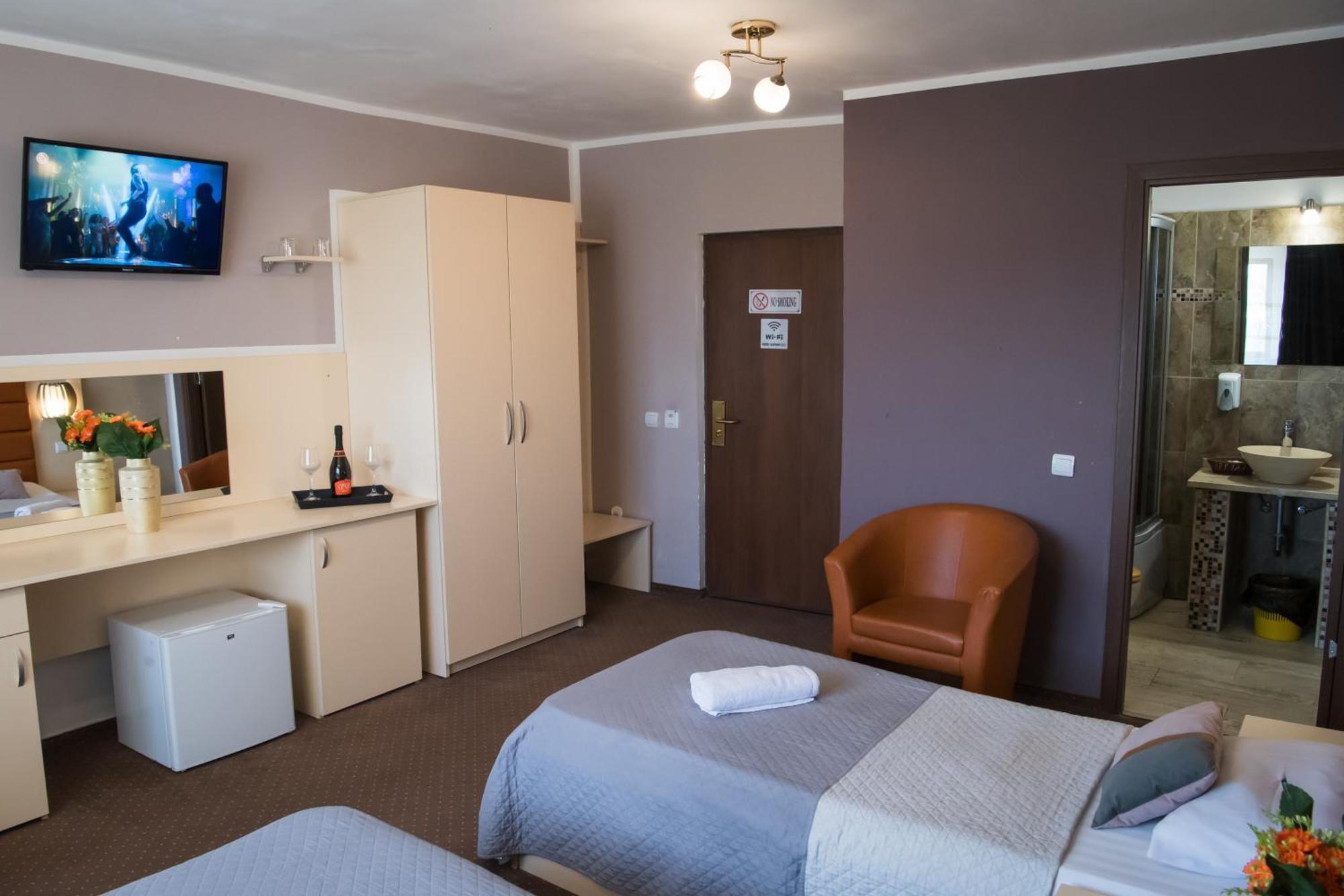 Mbi Travel Inn Craiova Buitenkant foto