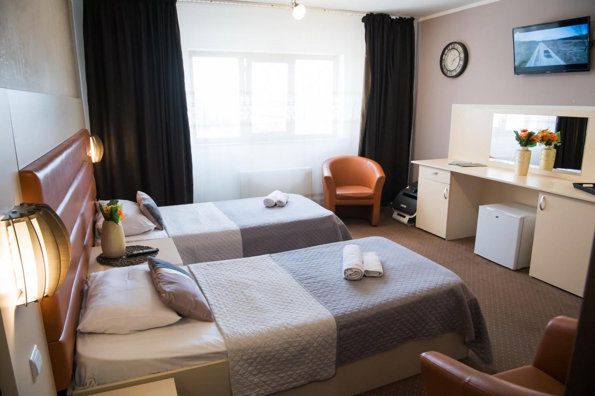 Mbi Travel Inn Craiova Buitenkant foto