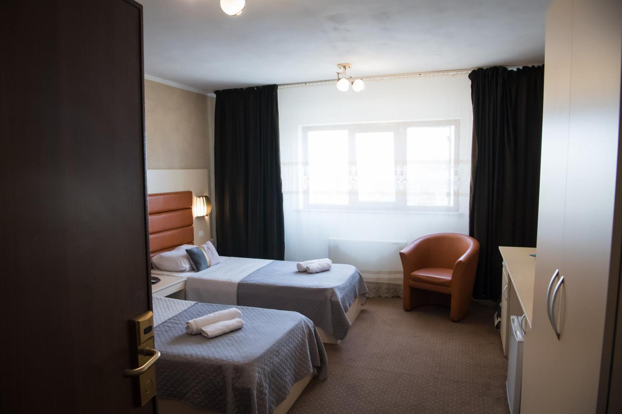 Mbi Travel Inn Craiova Buitenkant foto