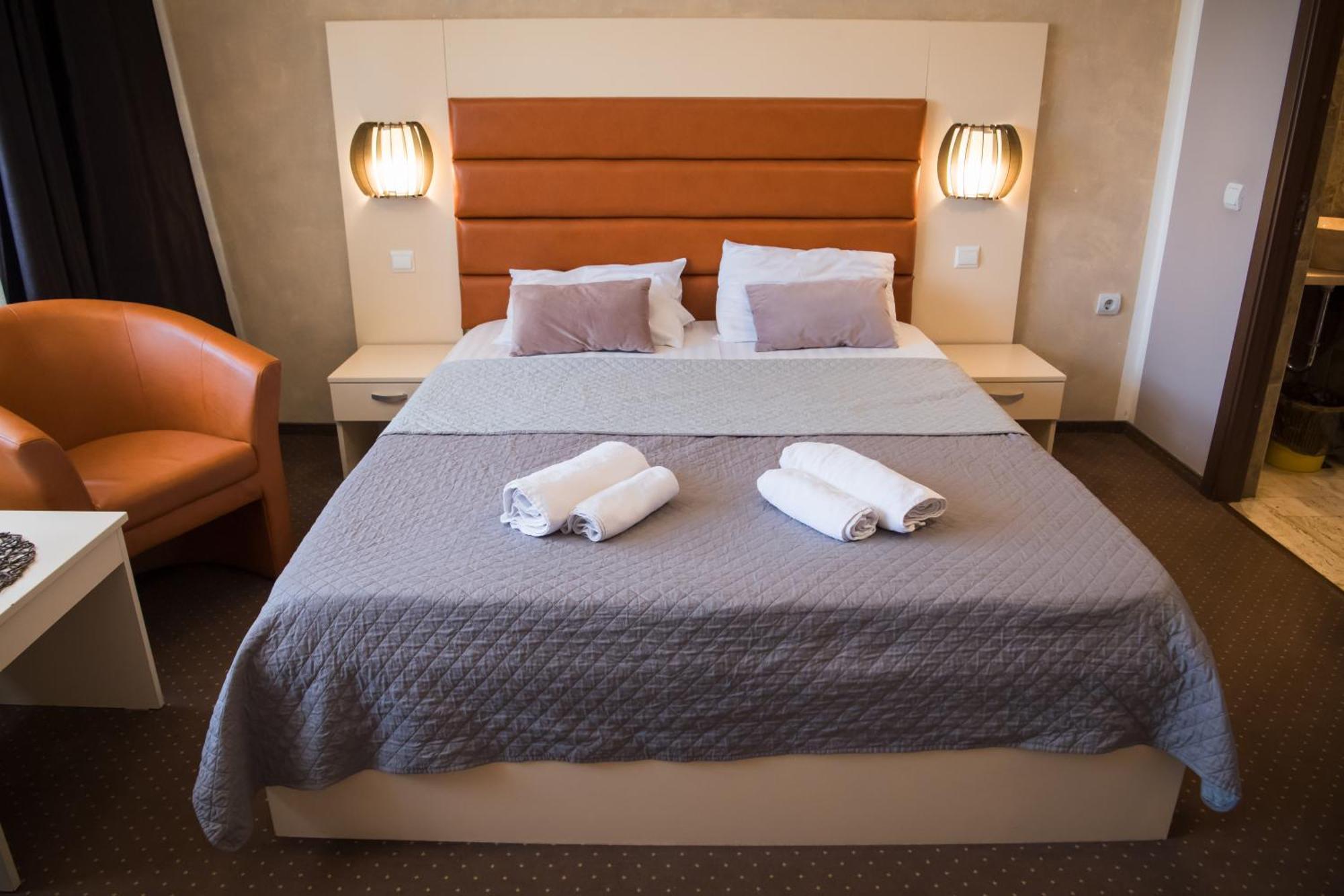 Mbi Travel Inn Craiova Buitenkant foto