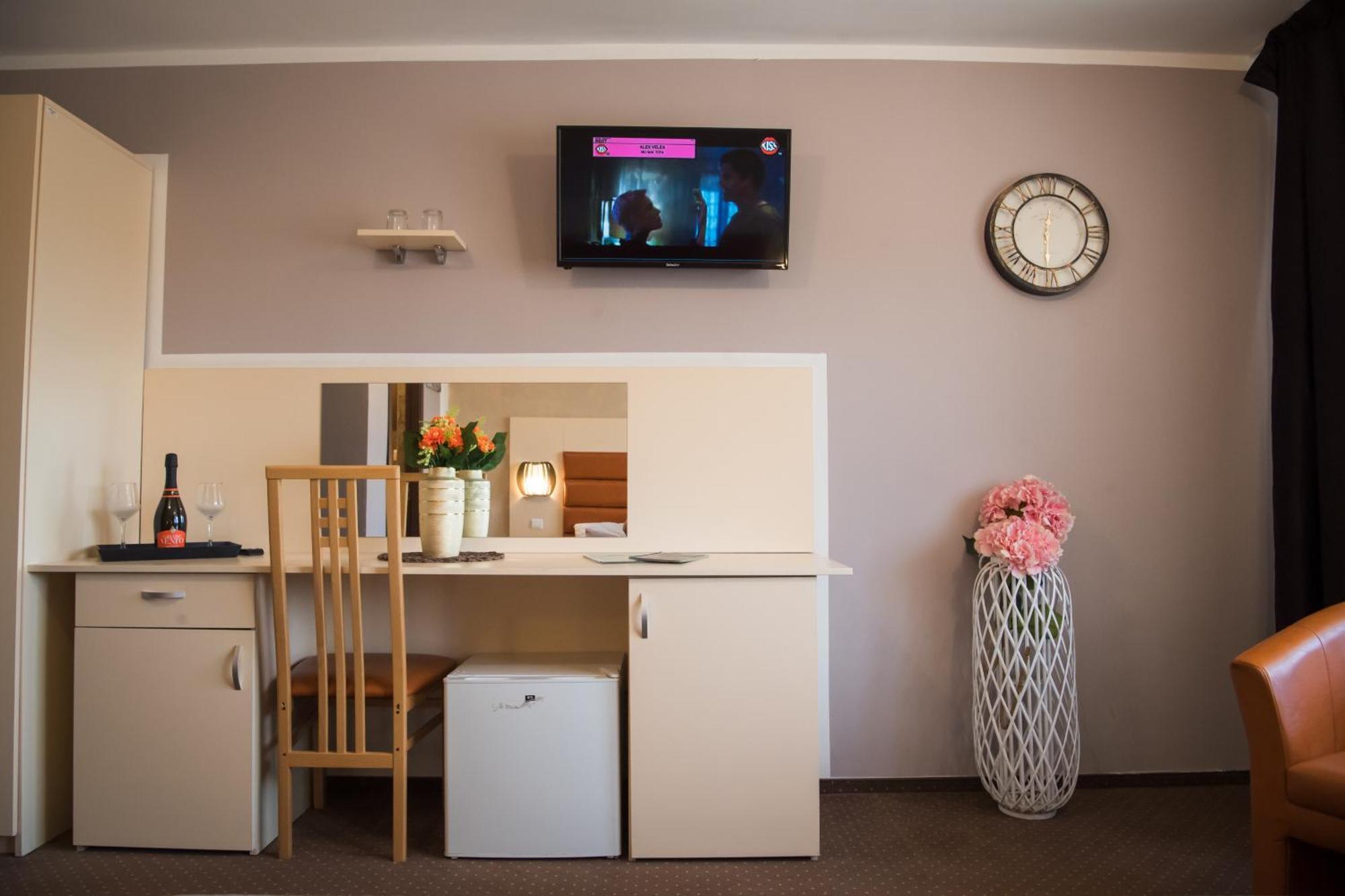 Mbi Travel Inn Craiova Buitenkant foto