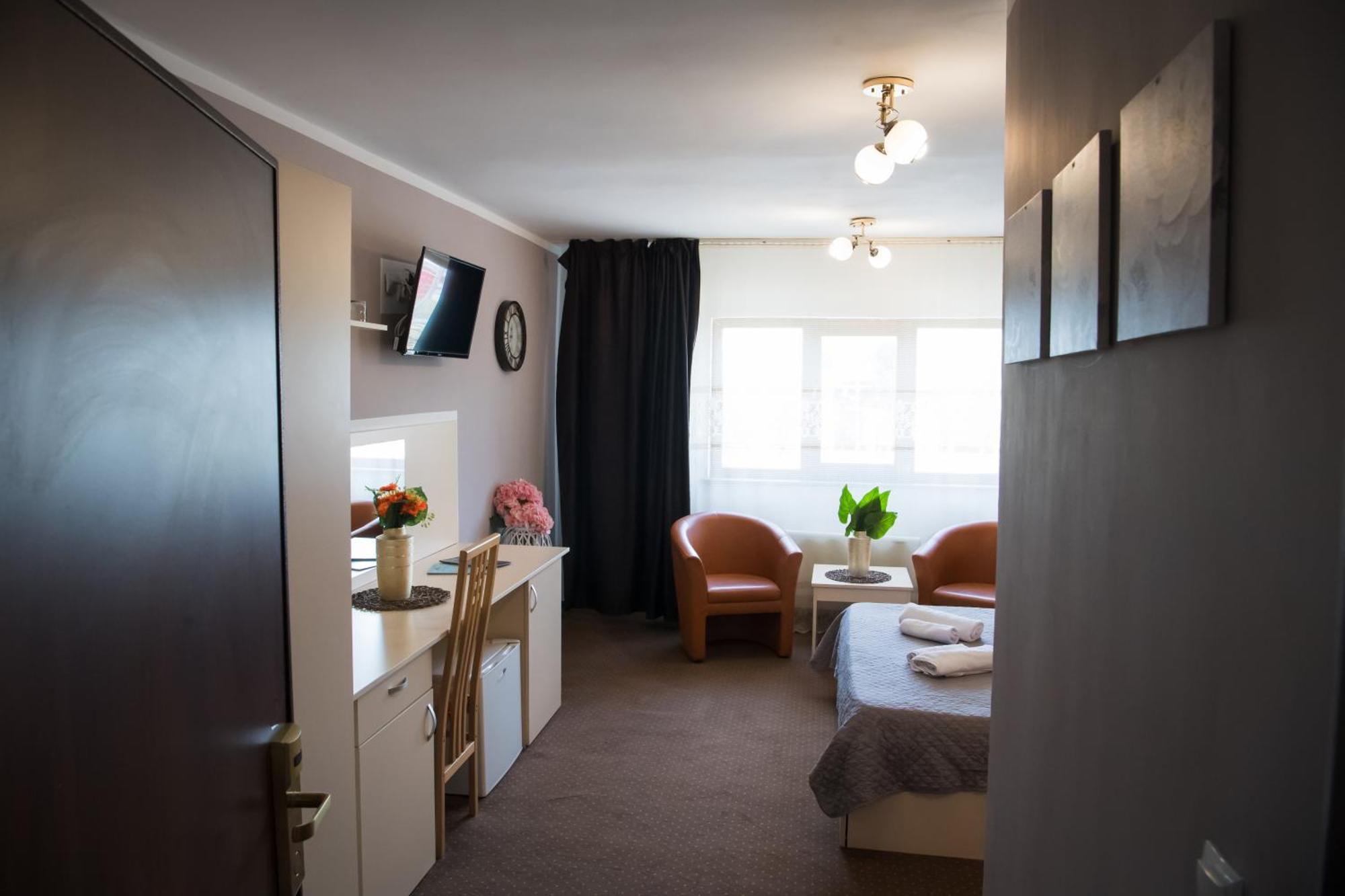 Mbi Travel Inn Craiova Buitenkant foto